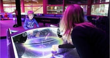 Air Hockey in Center Parcs Les Hauts de Bruyères